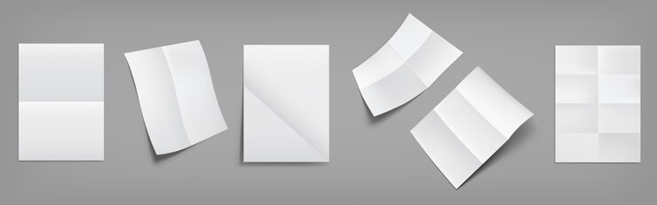 Vetor grátis folhas de papel branco dobradas em branco com vincos cruzados no topo e vista em perspectiva. vetor realista de folheto vazio amassado, panfleto, páginas do documento com dobras isoladas
