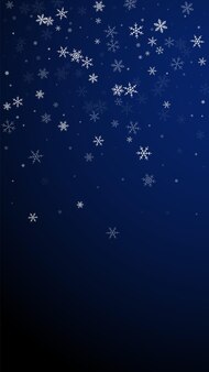 Fundo de natal de queda de neve esparsa. flocos de neve voadores sutis e estrelas em fundo azul escuro. modelo de sobreposição de floco de neve de prata de inverno atraente. ilustração vertical atraente.