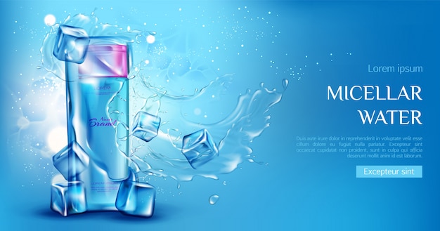 Garrafa de cosmético água micelar com cubos de gelo, salpicos de aqua no azul