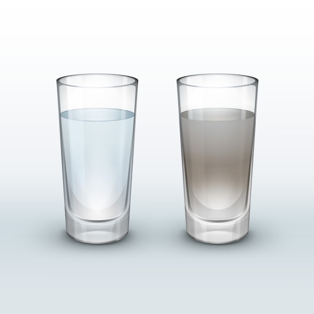 Água limpa e suja em vidro isolada em um fundo claro