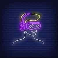 Vetor grátis homem usando sinal de néon de fone de ouvido de realidade virtual.
