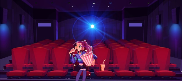 Jovem mulher hipnotizada no cinema com balde de pipoca nas mãos, sentada sozinha no cinema