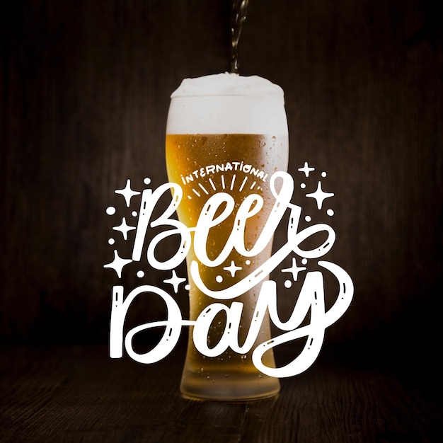 Vetor grátis letras de dia internacional da cerveja com foto