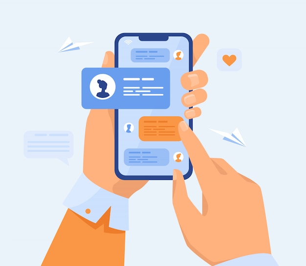 Mão humana segurando o celular com mensagens de texto