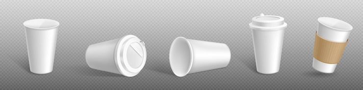 Vetor grátis maquete de xícara de café de papel com tampa de plástico e suporte de artesanato conjunto de ilustração vetorial realista de papelão branco retirar caneca aberta e fechada com tampa em pé e deitado recipiente de bebida quente