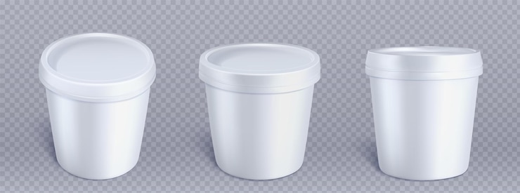 Vetor grátis modelo de recipiente de balde de sorvete de plástico branco modelo de copo redondo de papel de iogurte 3d para cima modelo de embalagem de alimentos congelados claro e realista para exibição de pacote diferente de marca imagem de tubo de mousse isolado