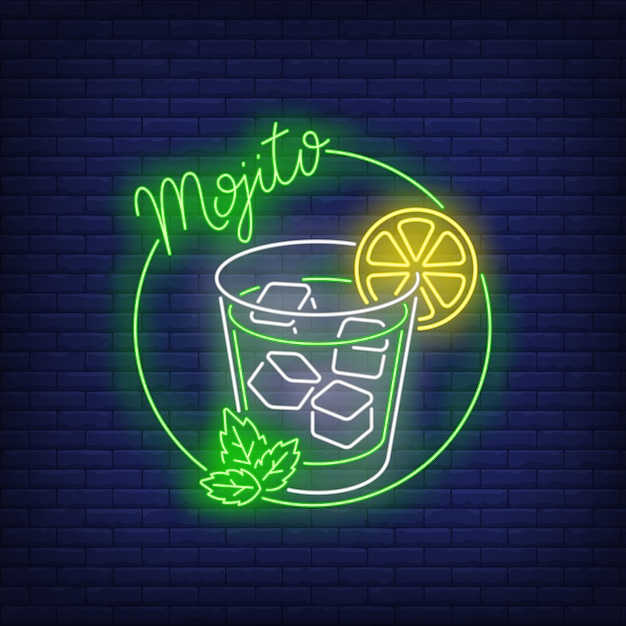 Mojito neon text, copo de bebida, cubos de gelo, limão e hortelã