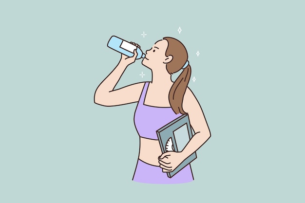 Mulher desportiva tonificada com balança a beber água
