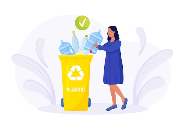 Mulher joga o lixo em um recipiente plástico de resíduos, lixeiras com placa de reciclagem. morador da cidade coletando lixo. recicle lixo, reciclando lixo ambiental. reciclagem, poluição, proteção ecológica