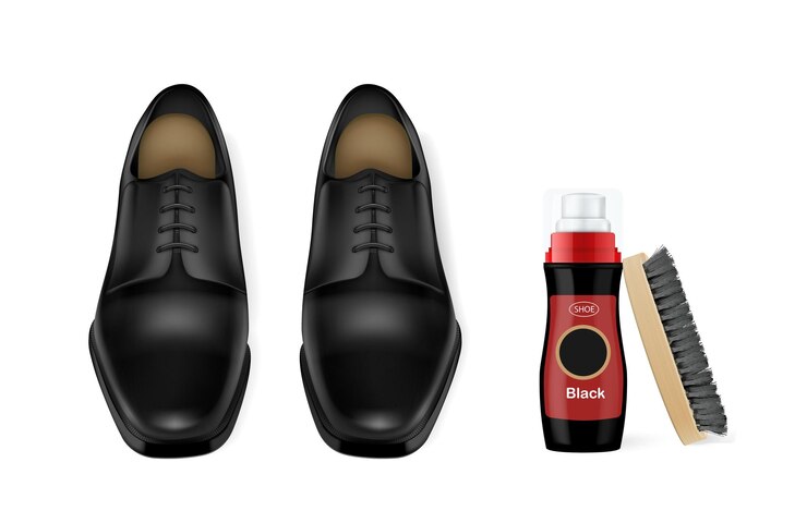 Vetor grátis par preto de sapatos masculinos de couro brilhante com graxa de sapato e ilustração vetorial de composição realista de pincel