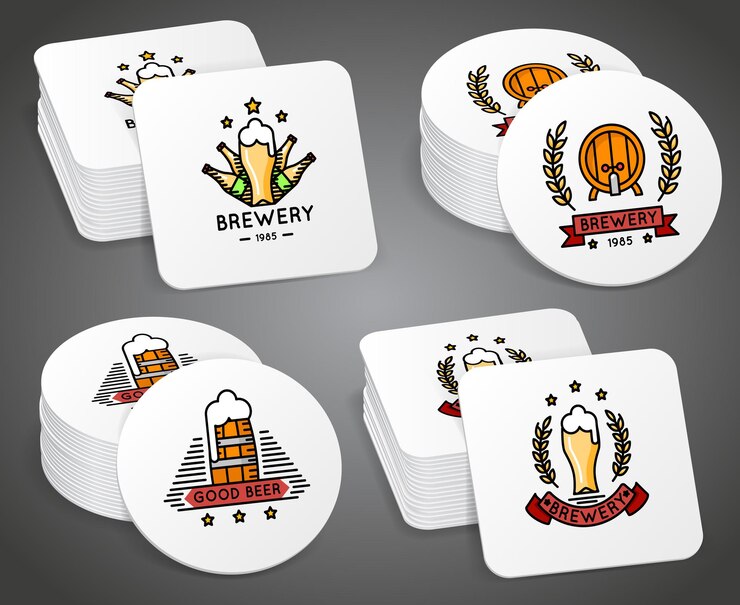 Vetor grátis porta-copos para bebidas com conjunto de rótulos de cerveja. porta-copos com logotipo, ilustração