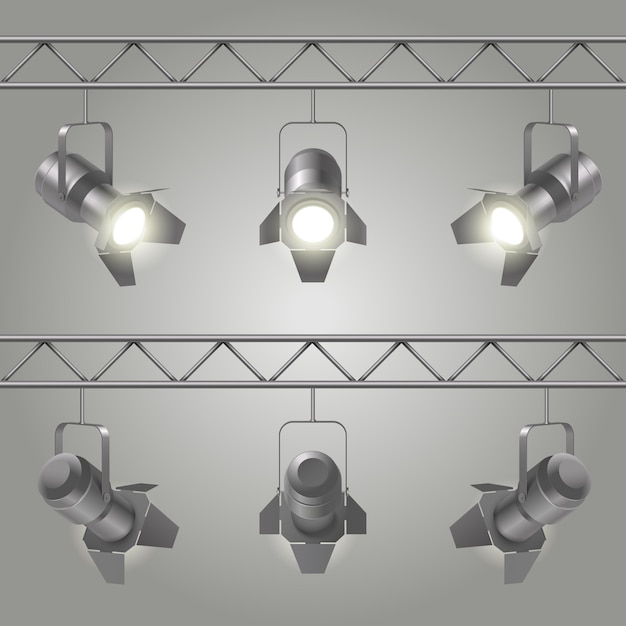 Vetor grátis projetores realistas conjunto pendurado nas lajes de ferro do teto e brilha na ilustração vetorial de palco