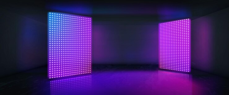 Vetor grátis quarto escuro realista com telas de led brilhantes ilustração em vetor de grandes painéis de tv lcd com lâmpadas de ponto de cor neon brilhando na escuridão interior do palco do estúdio de arte moderna do clube noturno com quadros de luz