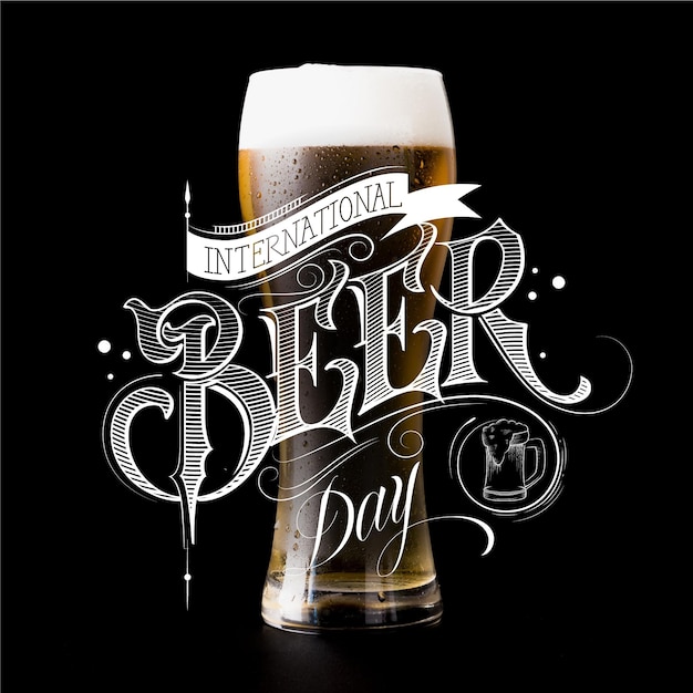 Vetor grátis tema internacional da rotulação do dia da cerveja