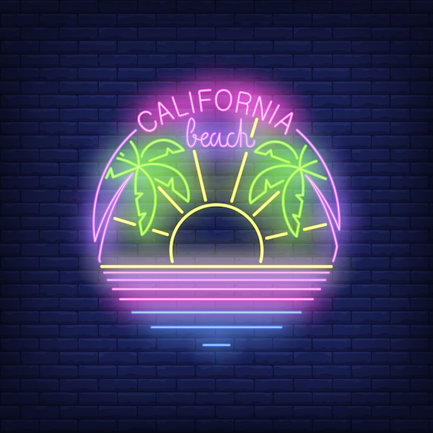 Texto de néon de praia de Califórnia com sol, palmeiras e oceano