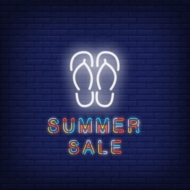 Vetor grátis texto de néon de venda de verão com flip-flops. oferta sazonal ou anúncio de venda