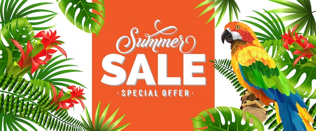 Vetor grátis venda de verão, oferta especial laranja banner com folhas de palmeira, flores tropicais vermelhas e papagaio