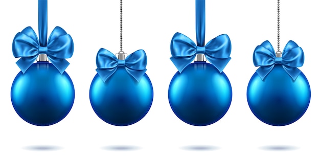 2019 brinquedos realistas de Natal ou ano novo com arcos pendurados em correntes. Decoração de árvore de abeto de feliz Natal, enfeites azuis com nós, esferas azuis para feriados de Natal. Tema de celebração