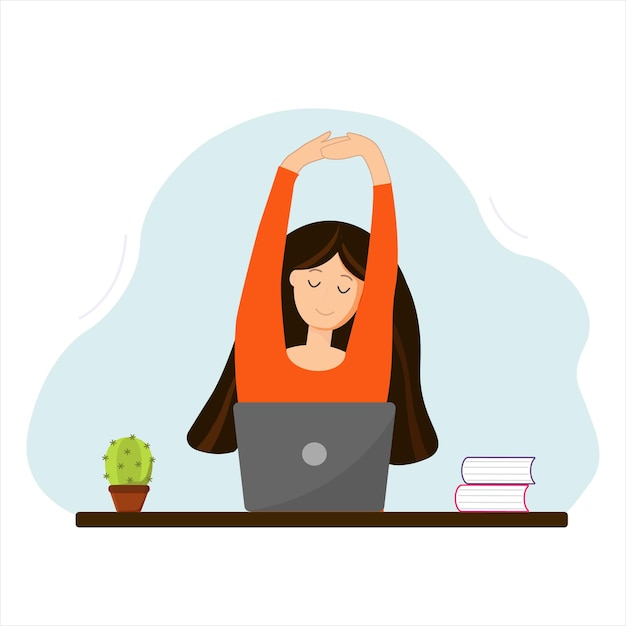 A garota está sentada no local de trabalho em um laptop. A garota faz um aquecimento à mesa do trabalho.