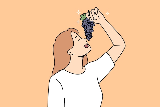 A mulher feliz aprecia uvas