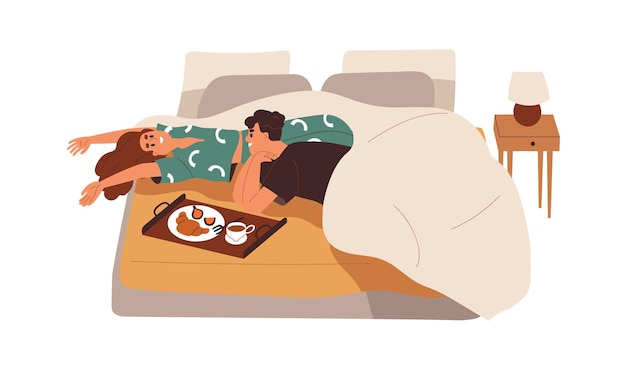 Vetor amo o casal com café da manhã na cama. homem romântico feliz e mulher deitada junto com café e croissant servido na bandeja no final da manhã. ilustração em vetor plana isolada no fundo branco.