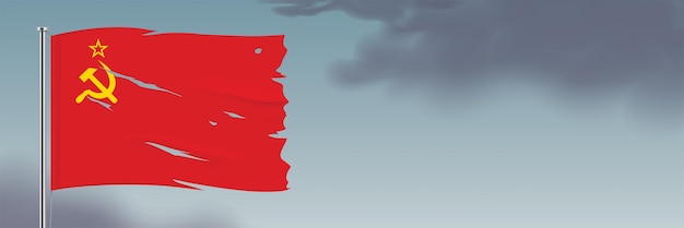 Vetor bandeira usada da união soviética acenando em um fundo de céu escuro. banner horizontal da bandeira urss com espaço de cópia.