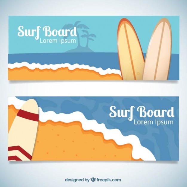 Bandeiras da praia com pranchas de surf