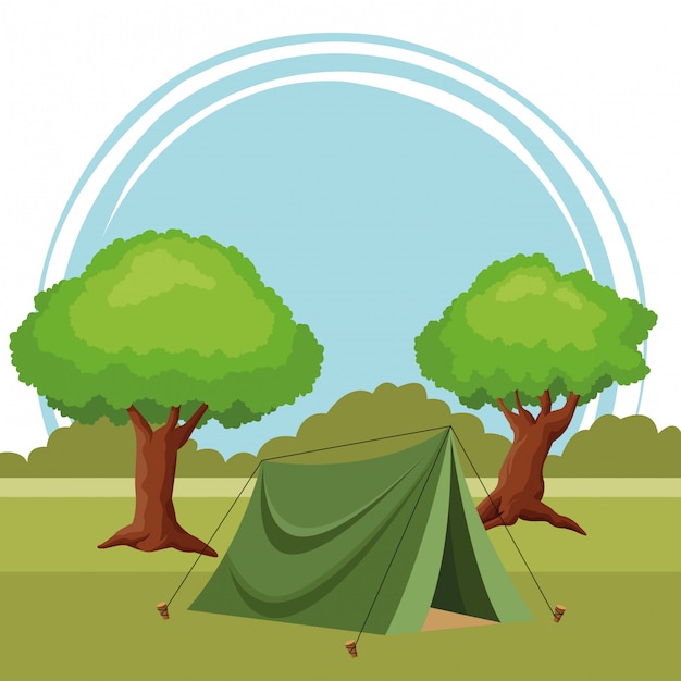 Barraca de acampamento com árvores ao redor