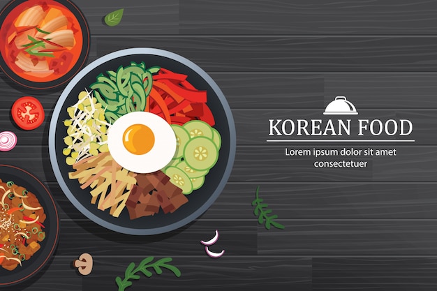 Bibimbap na bacia na opinião de tampo da mesa de madeira preta.