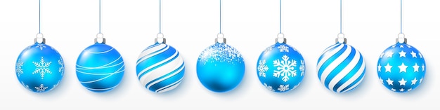 Bolas de Natal brilhantes azuis brilhantes e transparentes. Decoração de férias