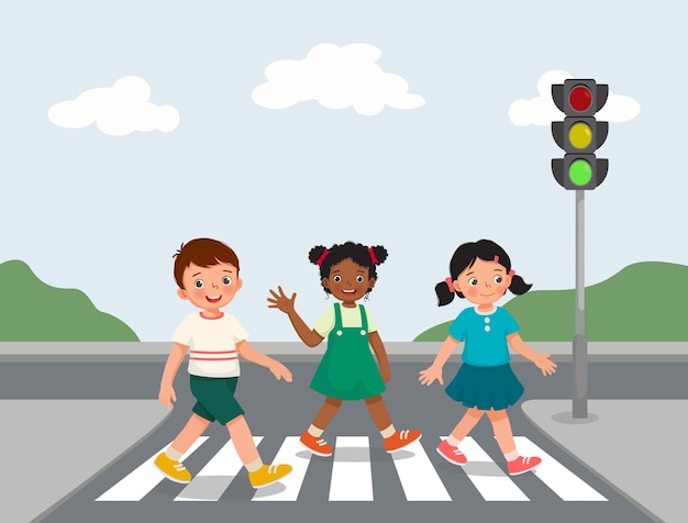 Bonitos filhos felizes andando cruzando a estrada perto do semáforo na passadeira