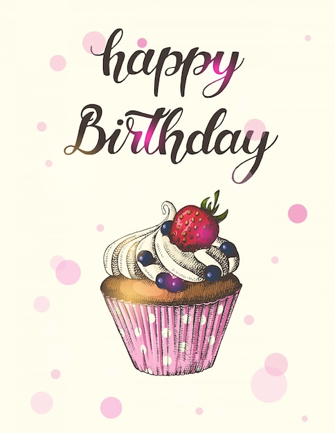 Cartão com bolinho desenhado de mão com morangos e mirtilos e letras feitas à mão. mão escrita escova na moda citação 'feliz aniversário 