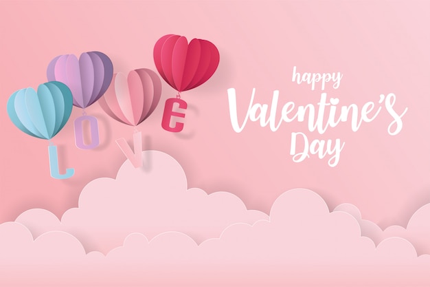Cartão de dia dos namorados amor com balão de coração, presente e nuvens. estilo de corte de papel