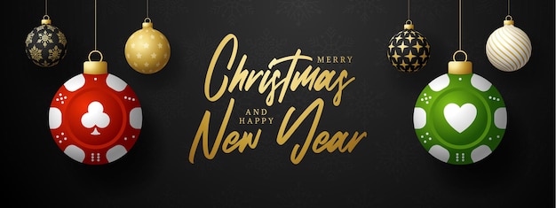 Cartão de Natal do Casino Poker. Cartão de feliz Natal esporte. Pendure em uma ficha de pôquer de casino de linha como uma bola de Natal e bugiganga dourada sobre fundo preto