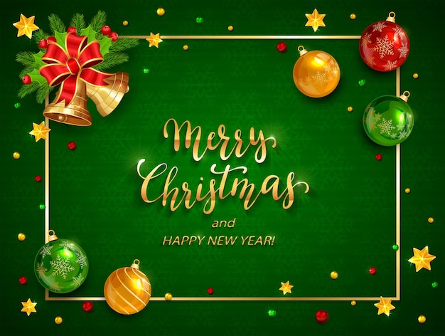 Cartão de Natal verde com flocos de neve e decoração do feriado. Estrelas, sinos dourados com bagas de azevinho, bolas de Natal e miçangas. Letras de feliz Natal e feliz ano novo, ilustração.