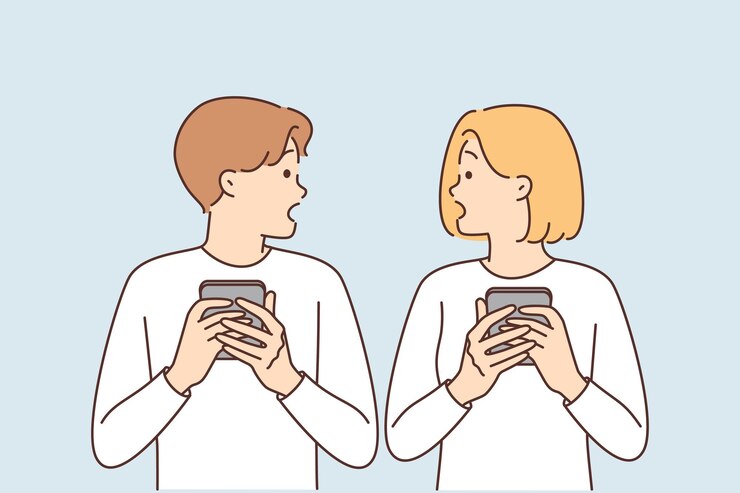 Casal chocado com telefones surpresos ao ler notícias ou receber mensagens de SMS sobre mau tempo
