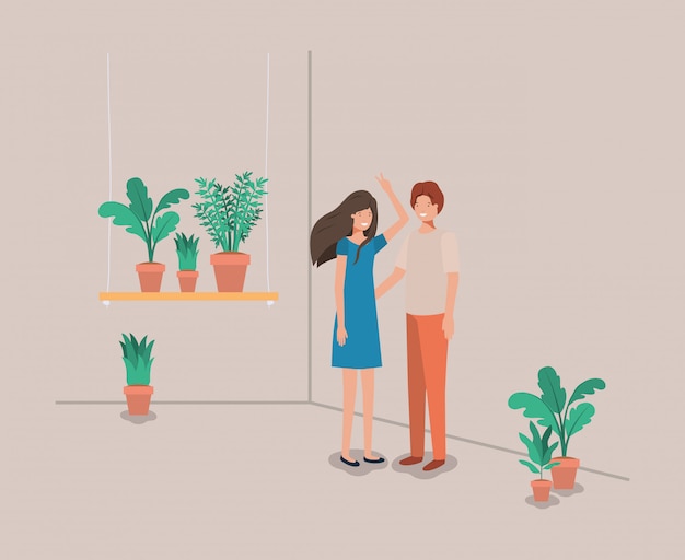 casal com plantas de casa na prateleira