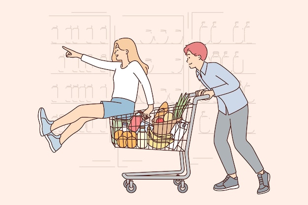 Casal feliz anda pelo supermercado montando comida e carrinho de frutas perto das prateleiras da mercearia