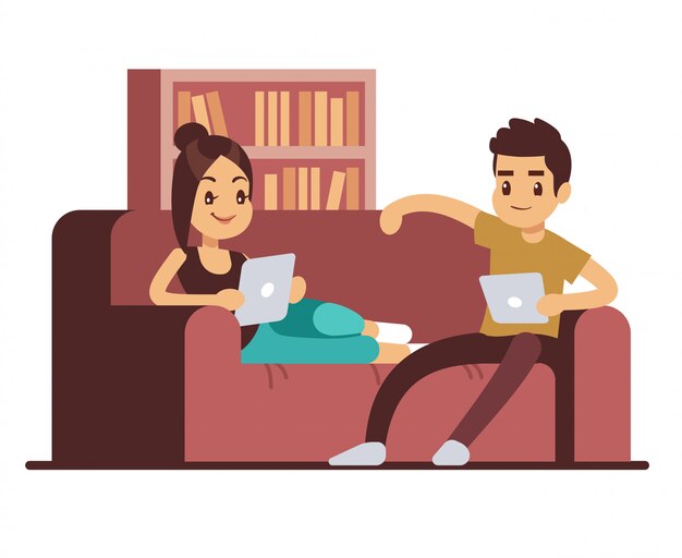 Casal feliz no sofá com comprimidos. Jovem e mulher relaxando em casa