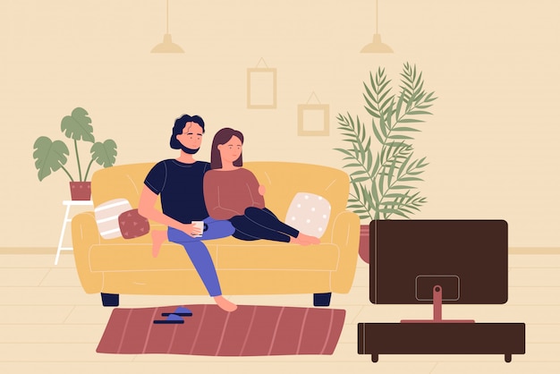 Casal jovem família sentado no sofá e assistindo filme na sala de estar. tempo livre de lazer em casa, pessoas descansando e passar algum tempo juntos cartoon ilustração plana.
