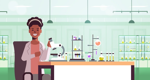 cientista usando microscópio e tubos de ensaio