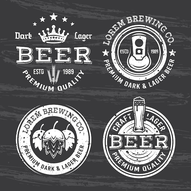 Conjunto de cerveja e cervejaria de quatro rótulos de emblemas brancos vetoriais e distintivos isolados na lousa escura com textura grunge removível