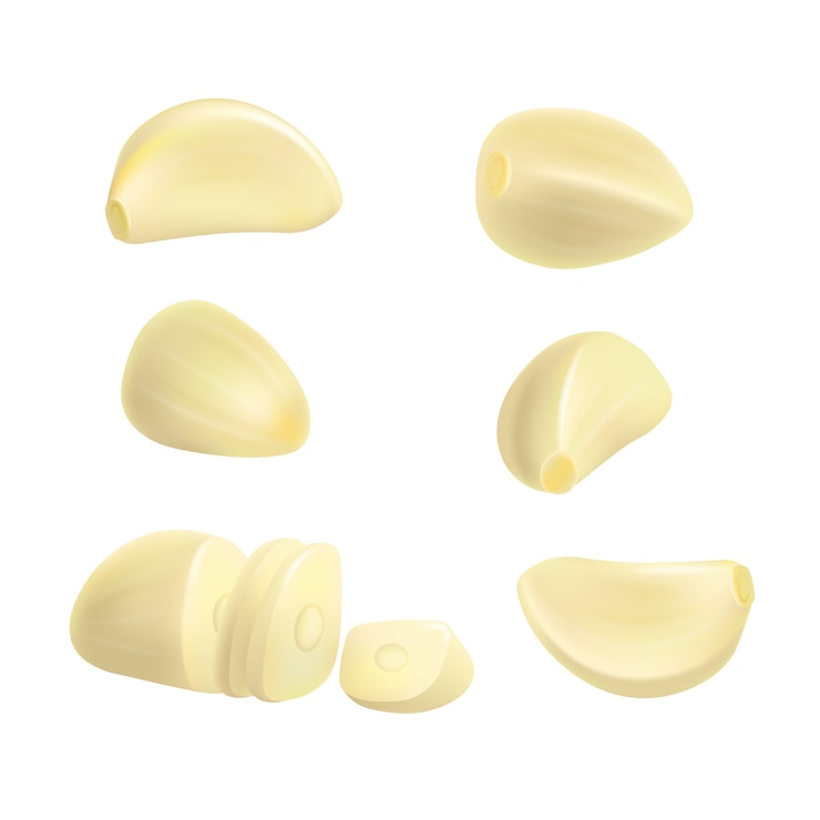 Vetor conjunto de dentes de alho com casca em fundo branco. diferentes pontos de vista. ilustração realista. segmentos de vegetais crus de perto