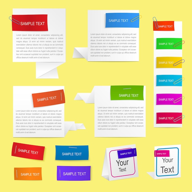 Conjunto de etiquetas de papel em cores diferentes, fixadas em uma folha de papel com clipes e grampos