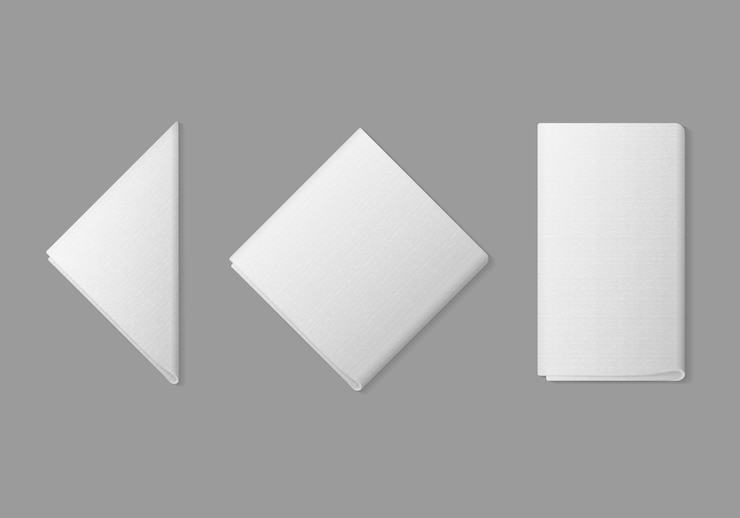 Vetor conjunto de guardanapos triangulares retangulares quadrados dobrados branco vista superior no fundo. configuração da tabela