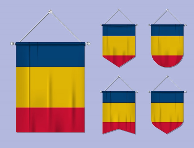 Conjunto de pendurar bandeiras romênia com textura de têxteis. formas de diversidade do país de bandeira nacional. galhardete de modelo vertical.