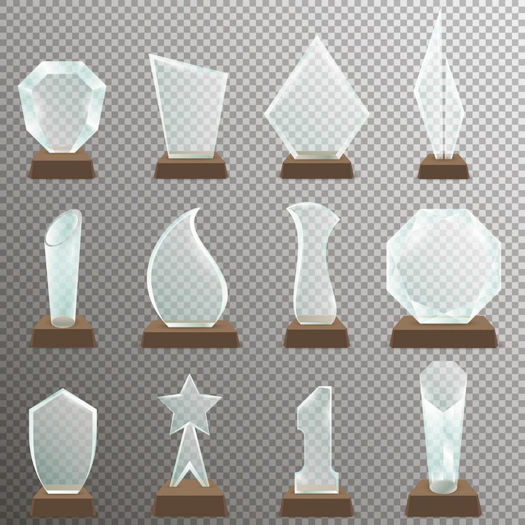 Vetor conjunto de prêmios de troféu transparente de vidro com carrinho de madeira. prêmios de troféu de vidro em estilo realista.