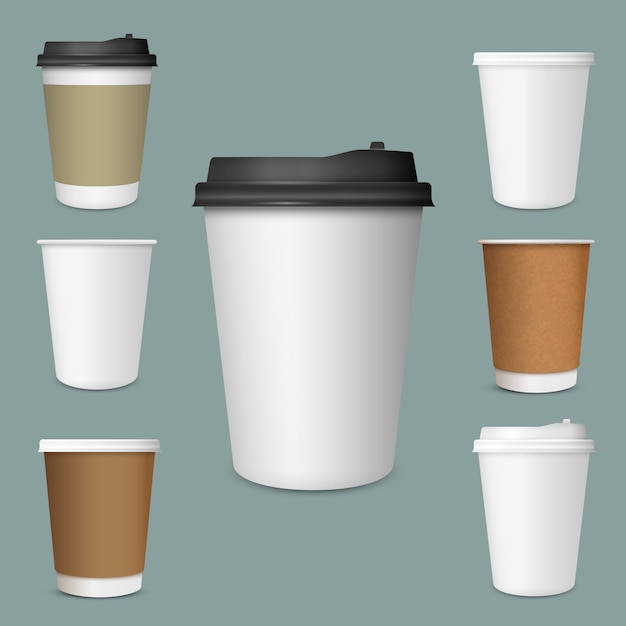 Conjunto realista de copos de café de papel em branco