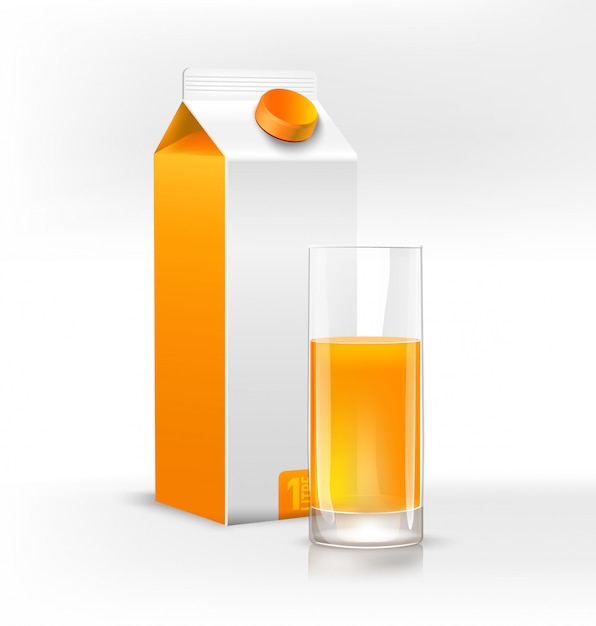 Copo de suco de laranja fresco e pacote limpo de suco na luz de fundo.