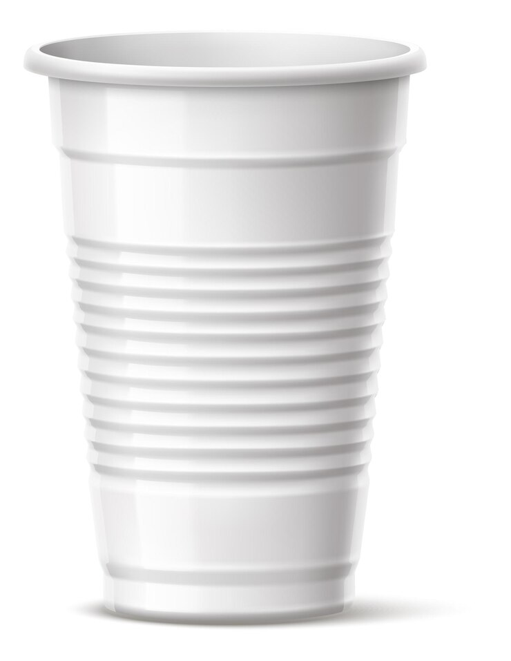 Vetor copo descartável branco. maquete do recipiente da caneca de plástico em estilo realista, isolado no fundo branco